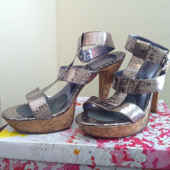 🎀Sold🎀 Cute Strappy Sandals - Picture 3 of 4