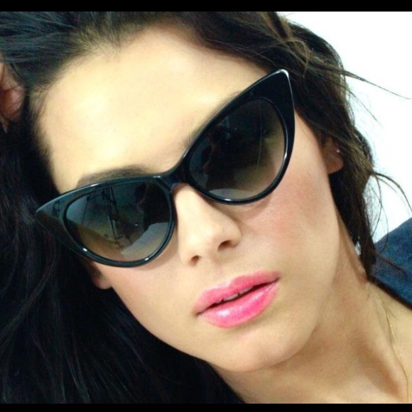 😎SOLD😎Retro cat eye black sunglasses😎