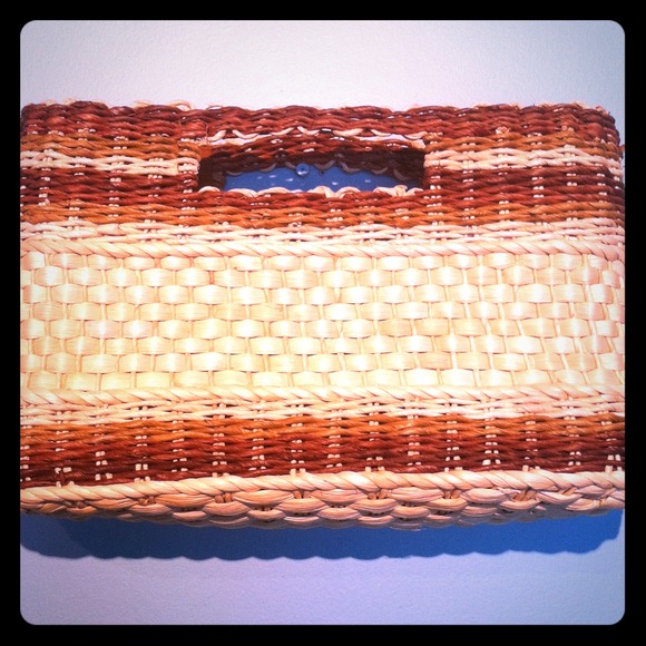 Straw/woven ombré purse