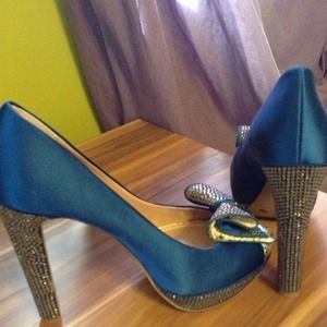 Vince camuto turquoise pumps with rhinestones