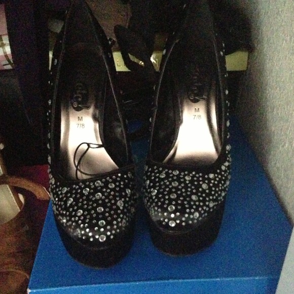 Black heels with rhinestones ⛔️⛔️DONATED - Picture 2 of 3