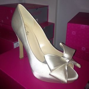 Ivory satin heels with bow