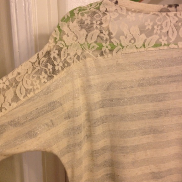 Lacy Crop Top - Picture 3 of 3