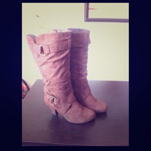 Cute below calve boots.