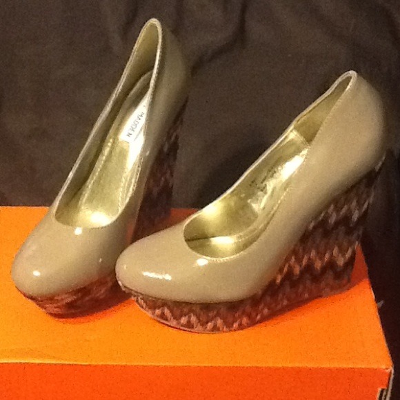 ****SOLD**** Steve Madden wedges