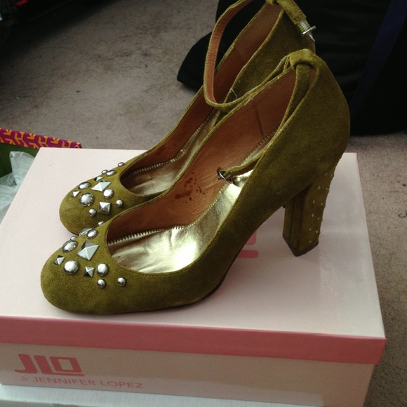 Jennifer Lopez green studded pumps