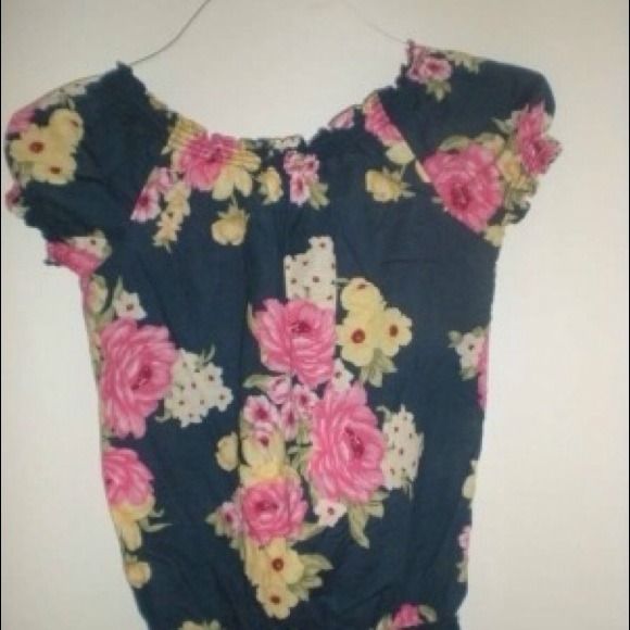 Like new Hollister floral top - Picture 2 of 2