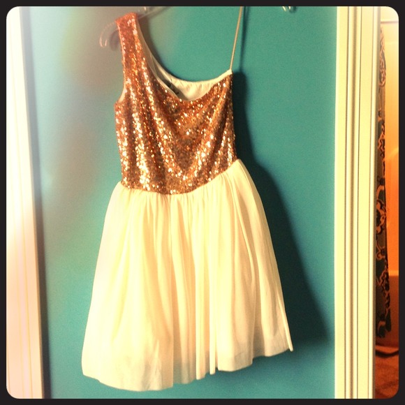 One shoulder gold sequins dress