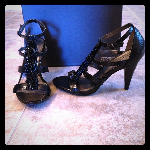 Kenneth Cole Dangle Know heels