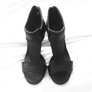 SOLD - Tory Burch black leather heals sz 6