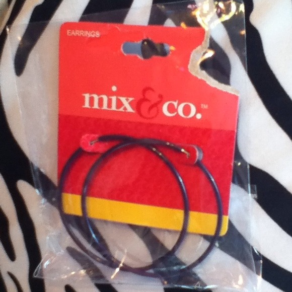 2 Pairs Of Mix & Co. Hoop Earrings.🎀 - Picture 3 of 3