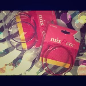 2 Pairs Of Mix & Co. Hoop Earrings.🎀