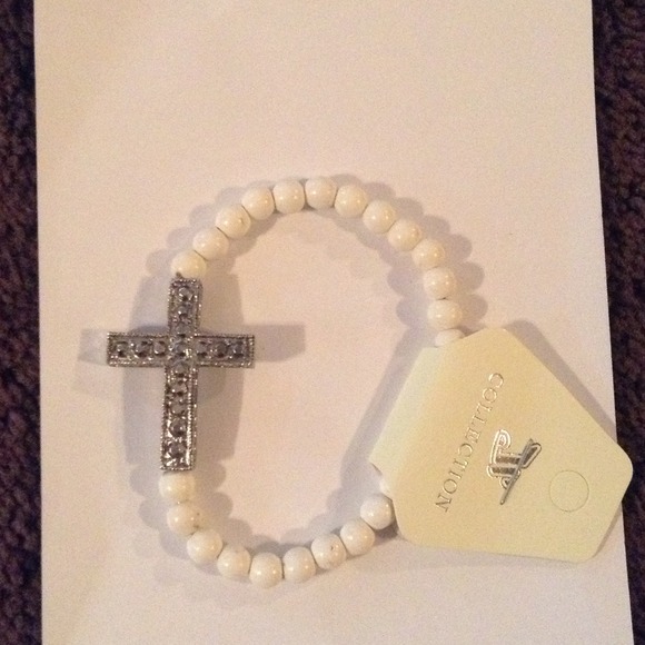 Accessories - New White bead cross bracelet