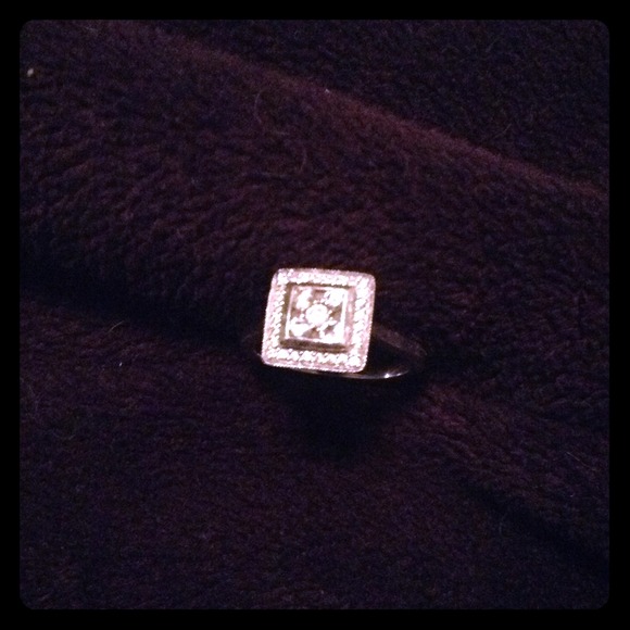 Gorgeous diamond right hand ring. TRADED✋