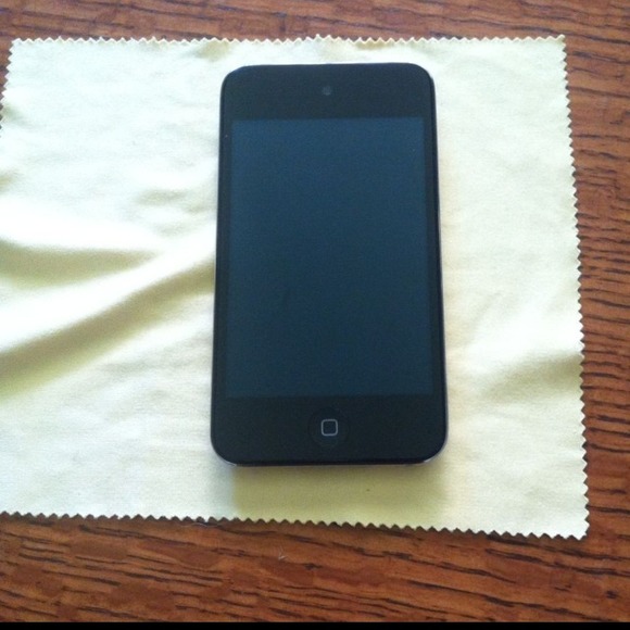 Ipod Touch 4th Generation (8GB) 6 cases & charger