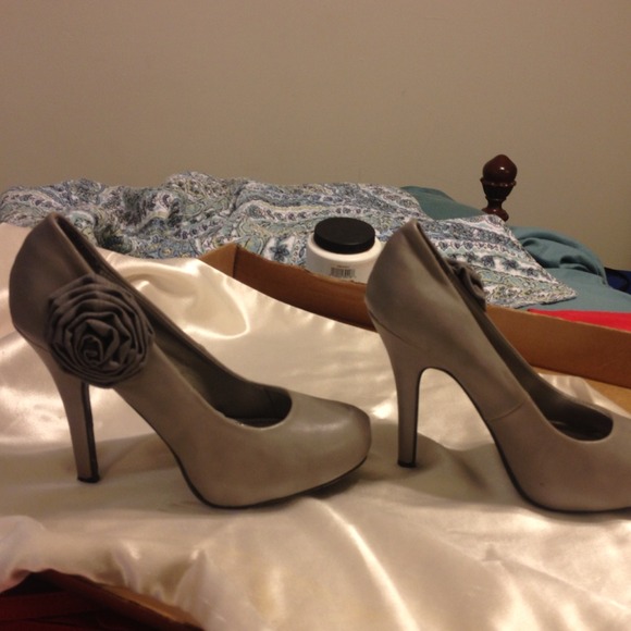 Grey Bamboo Heels / Pumps - Picture 2 of 2