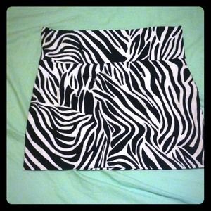 BLACK & WHITE ZEBRA KNIT BODYCON SKIRT SIZE L