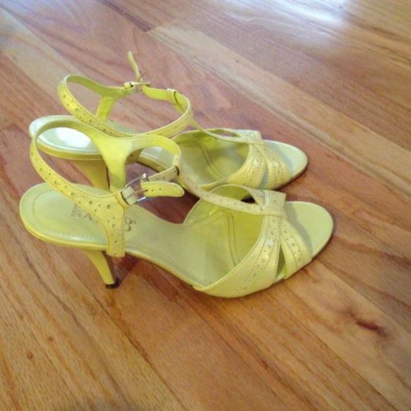 Franco Sarto bright yellow heels - Picture 2 of 2