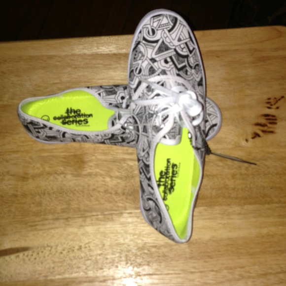 ⛔️BUNDLED⛔️White, black & green Kirra sneakers - Picture 2 of 3