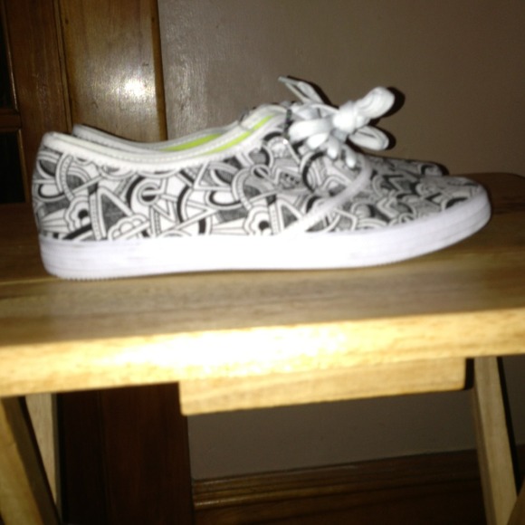 ⛔️BUNDLED⛔️White, black & green Kirra sneakers - Picture 3 of 3