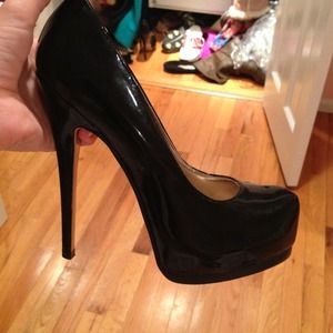 Black pumps