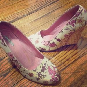 Michael Antonio floral wedge