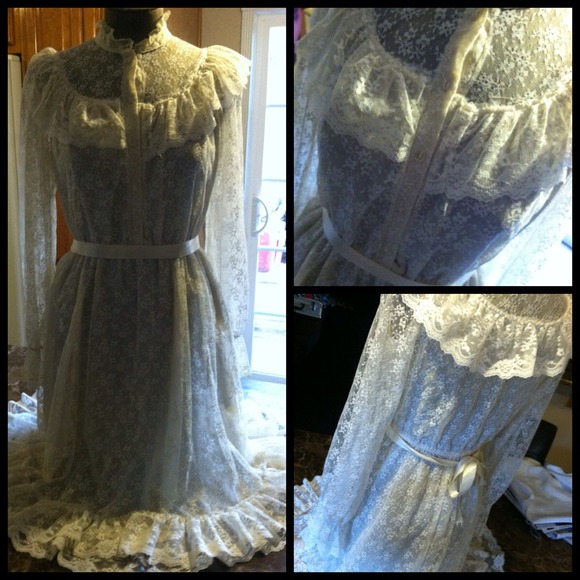 Beautiful vintage laced dress wedding dress
