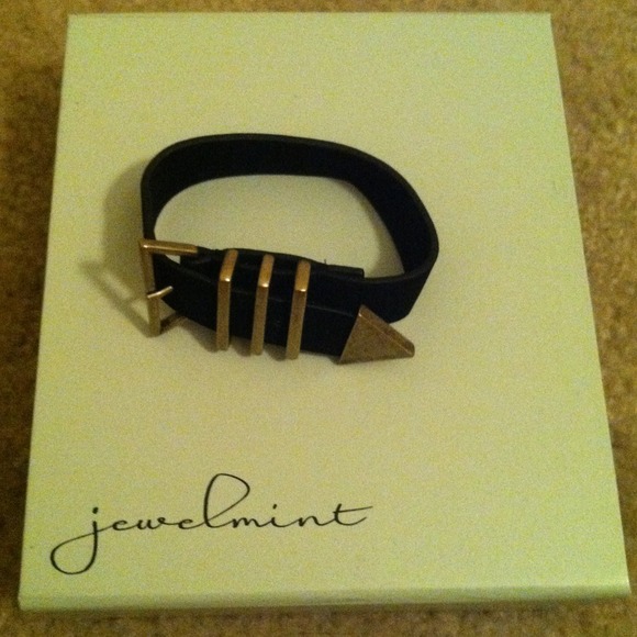 ⛔SOLD IN BUNDLE⛔ Jewelmint Strappy Hour Bracelet