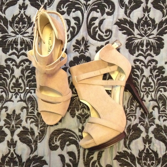 Shoes - Brand New Sand Colored Heels