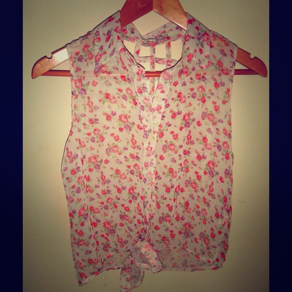 FLORAL blouse with cut outs on back.