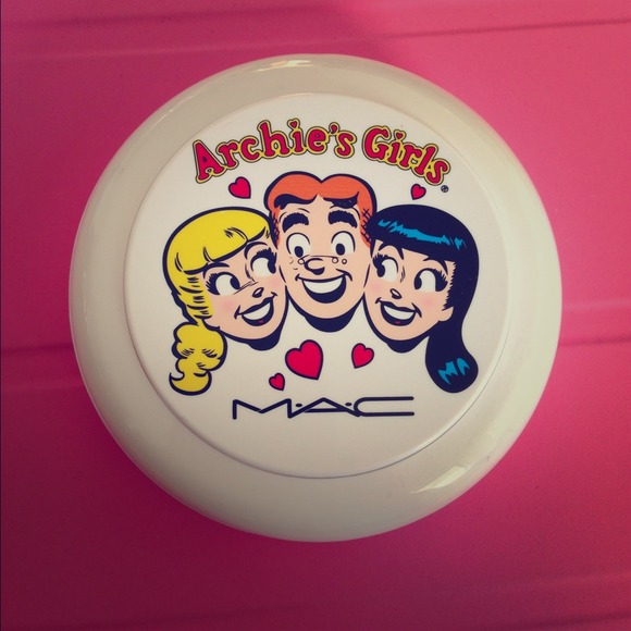 MAC Archie's Girls face powder in Veronica's blush