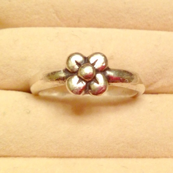 REDUCED ✂️James Avery Retired Flower Ring