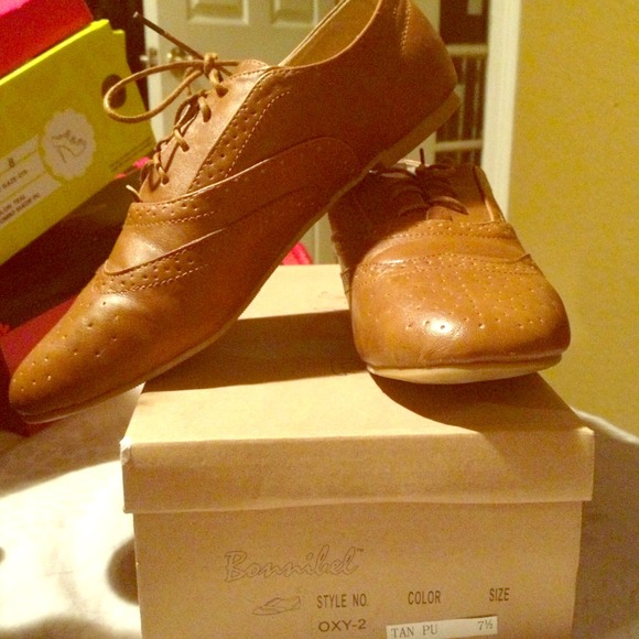 Tan oxfords - Picture 1 of 3