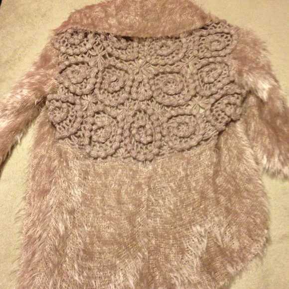 Super adorable fur pullover!! 👠😍 price? - Picture 3 of 3