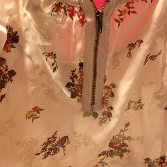 Cute floral top!💐🌸🌷🌺🌹🍁 - Picture 3 of 3