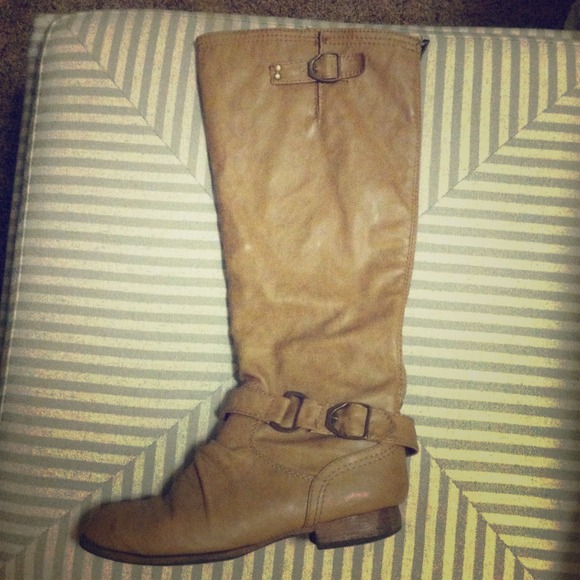 Sold!!! Cathy jean taupe boot