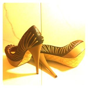 L.A.M.B. Women's Holiday Platform Pump