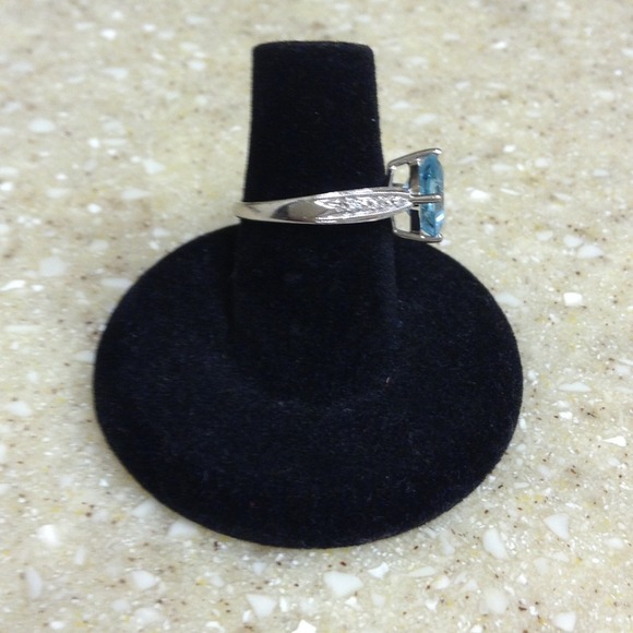 💰PRICE DRASTICALLY REDUCED💰 Blue Topaz Ring - Picture 3 of 4