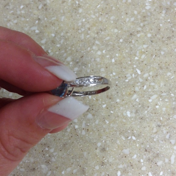 💰PRICE DRASTICALLY REDUCED💰 Blue Topaz Ring - Picture 4 of 4