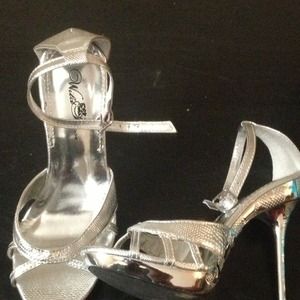 GORGEOUS!!! Silver heels SZ 7