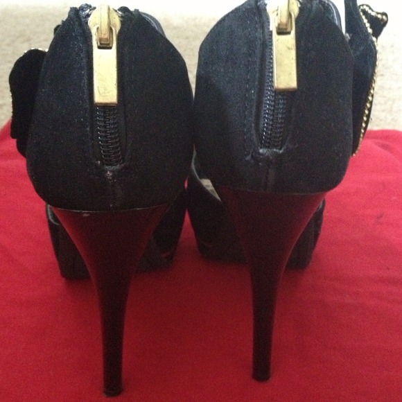 Black Heels With Gold Detail And Flower - Picture 2 of 2