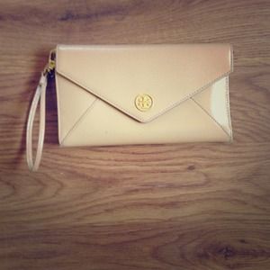 Robinson envelope wristlet. (100% authentic)