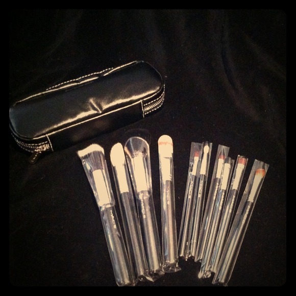 HOLD FOR @foreverannamay MAC 10 piece brush set