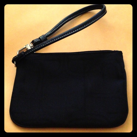 💢SOLD💢 to @melody_lee Express wristlet
