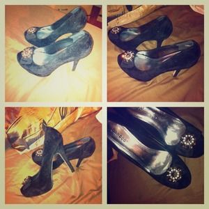 Black pumps with diamond stone bow