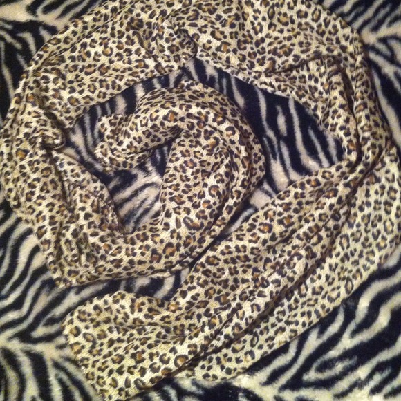 Leopard print scarf new! - Picture 4 of 4