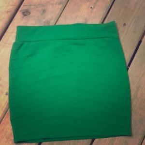 NWOT green mini skirt, bandage type material