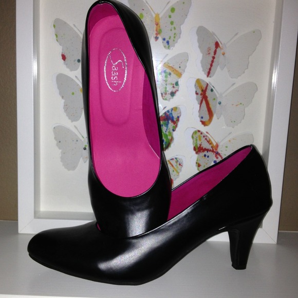 Black pumps