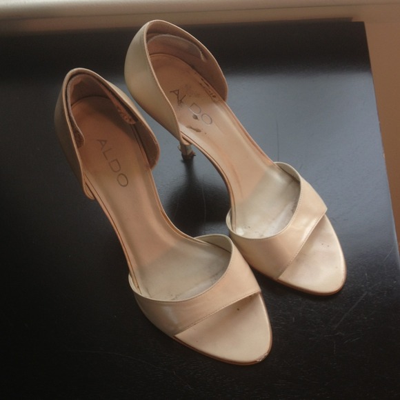 🚫🚫 SOLD 🚫🚫Beige sandals.