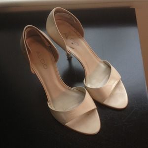🚫🚫 SOLD 🚫🚫Beige sandals.
